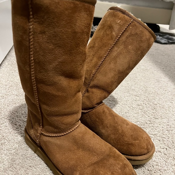 Women’s chestnut Uggs Size 7 - Picture 2 of 3
